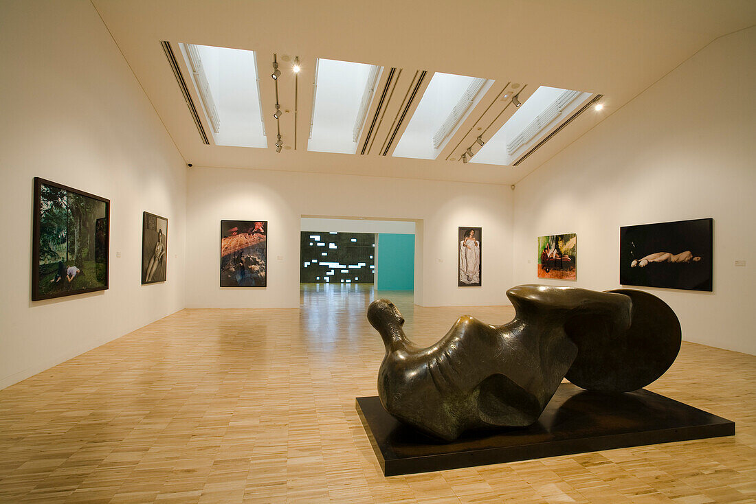 Dauerausstellung mit Skulptur von Henry Moore im Museum im Kunstzentrum, Santa Cruz de Tenerife, Teneriffa, Kanarische Inseln, Spanien, Europa