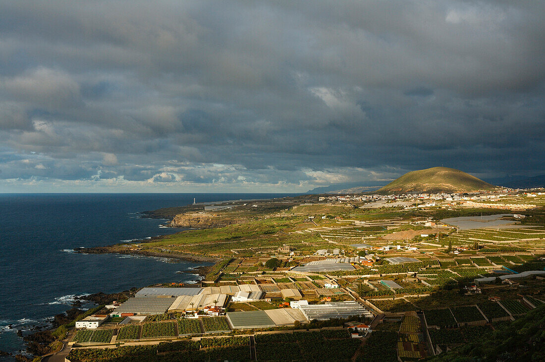 Blick auf das Dorf Buenavista del Norte und Küste unter Wolkenhimmel, Teneriffa, Kanarische Inseln, Spanien, Europa