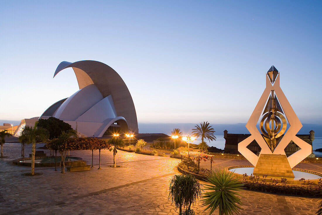 Auditorio de Tenerife, Konzerthalle mit Meerblick am Abend, Santa Cruz de Tenerife, Teneriffa, Kanarische Inseln, Spanien, Europa
