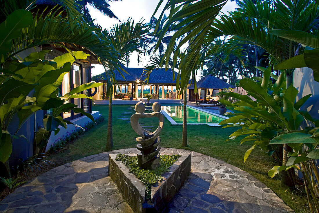 Private Villa mit Pool umgeben von Reisfelder bei Ubud, Bali, Indonesien, Asien