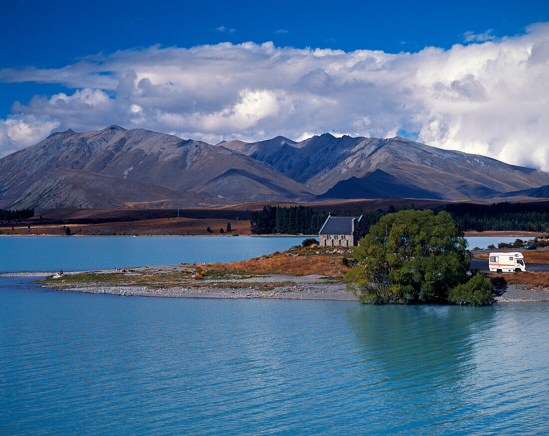 Wohnmobil bei kleiner Kapelle am Lake Tekapo auf der Südinsel von Neuseeland