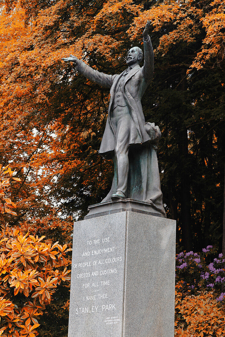 Lord Stanley Statue im Stanley Park von Vancouver im Herbst, Kanada, Britisch Kolumbien, Nordamerika