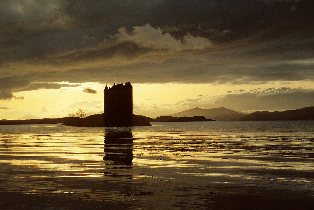 Castle Stalker im Morgenlicht, Loch Laich, Loch Linnhe, Highlands, Argyll, Schottland, Großbritannien, Europa