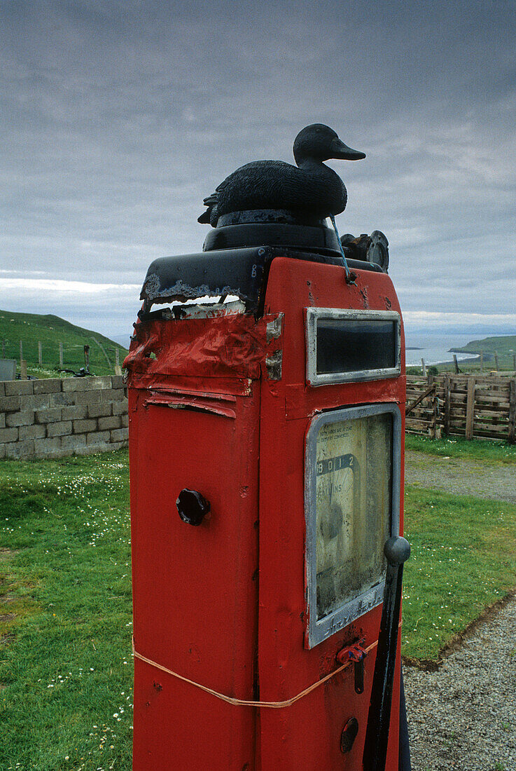 Stillgelegte Benzinzapfsäule, Insel Lewis, Äussere Hebriden, Schottland, Großbritannien, Europa