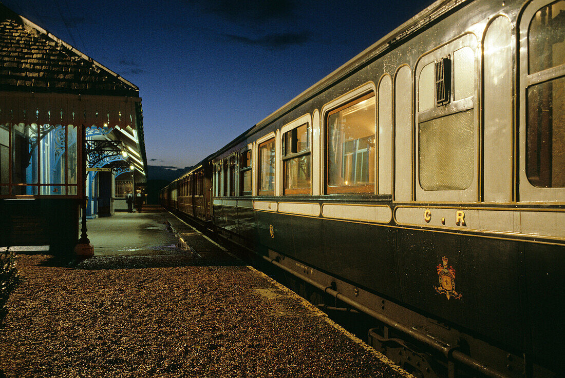 Luxus Reisezug The Royal Scotsman, Taynuilt Railway Station, West Highland Line, Taynuilt, Schottland, Großbritannien, Europa