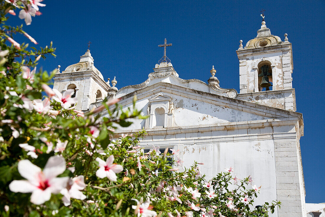Kirche Santo Antonio mit Mandelblueten, Lagos, Algarve, Portugal