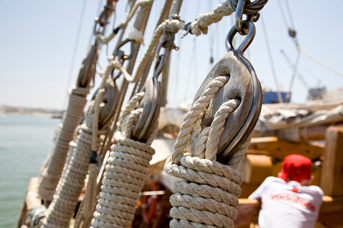 Rope with knots, sailing boat Santa Bernada, now taking tourists along the steep coast of the Algarve, Portimao,  Algarve, Portugal