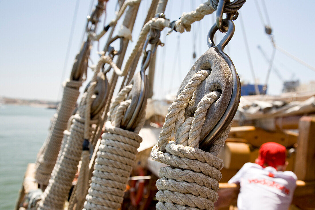 Tau mit Knoten, Segelschiff Santa Bernada, fuer touristische Zwecke umgebautes altes Segelschiff, Fahrten entlang der Felsenkueste, Portimao, Algarve, Portugal
