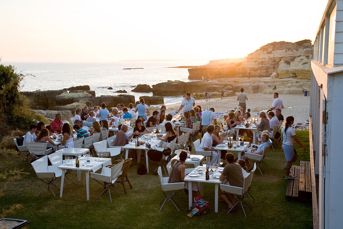 Fischrestaurant an der Praia do Evaristo, Abendessen in einem Fischrestaurant bei Sonnenuntergang, Albufeira, Algarve, Portugal