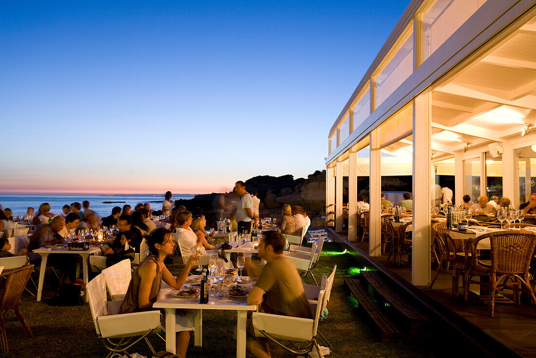 Fischrestaurant an der Praia do Evaristo, Abendessen in einem Fischrestaurant bei Sonnenuntergang, Albufeira, Algarve, Portugal
