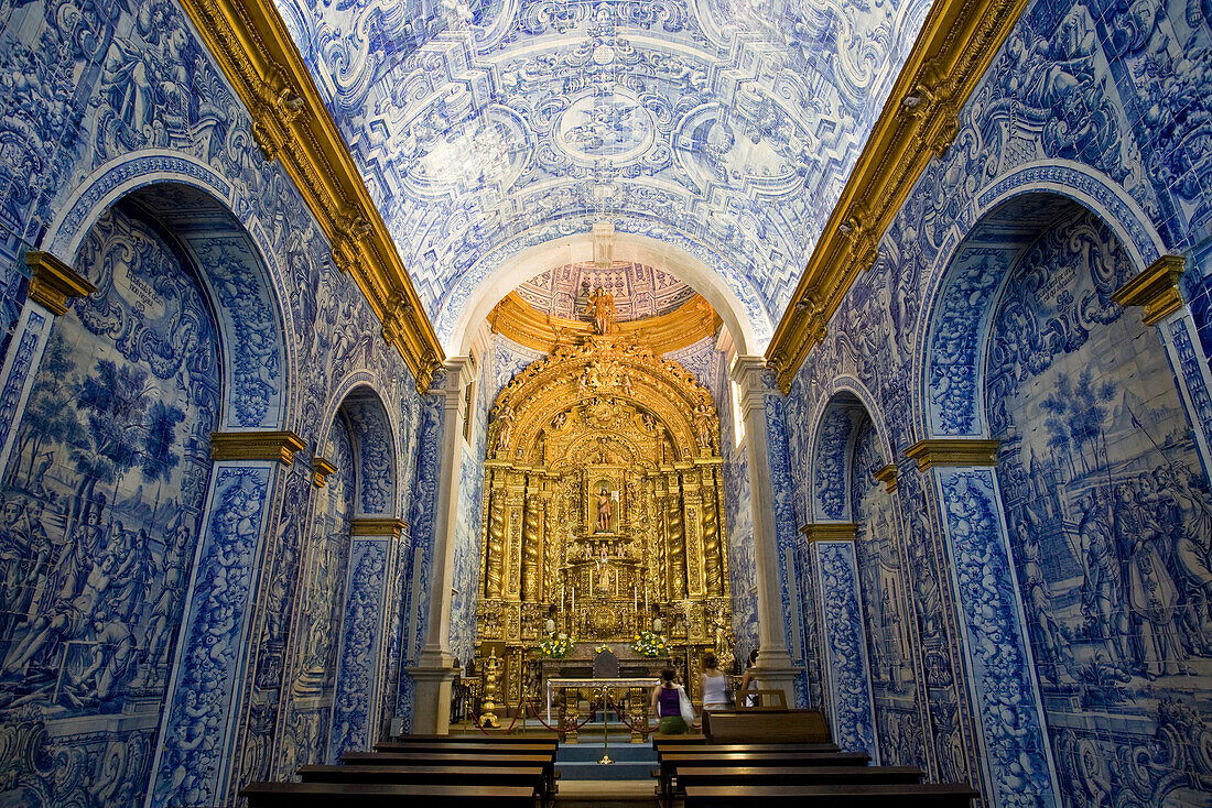 Innenansicht der Kirche Igreja Sao Lourenco, goldener Altar und blaue Fliesen, Kapelle, Almancil, Algarve, Portugal