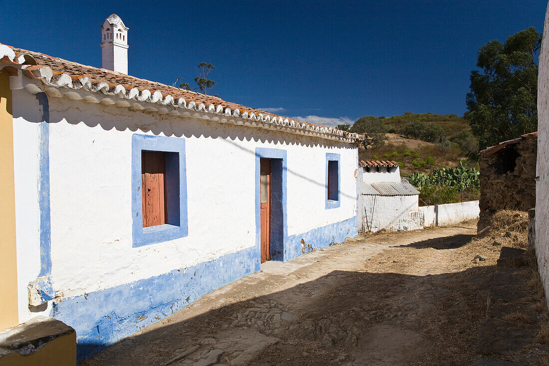 Weiß und blau getuenchtes Haus,  Dorf im Hinterland, Vaqueiros, Algarve, Portugal