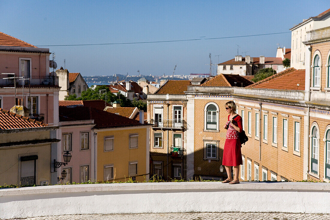 Junge Frau ueber Daechern von Lissabon, MR, Lissabon, Portugal