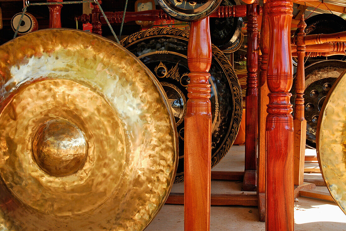 Gongs in einer kleinen Fabrik, Ban Khawn Sai, Provinz Ubon Ratchathani, Thailand, Asien