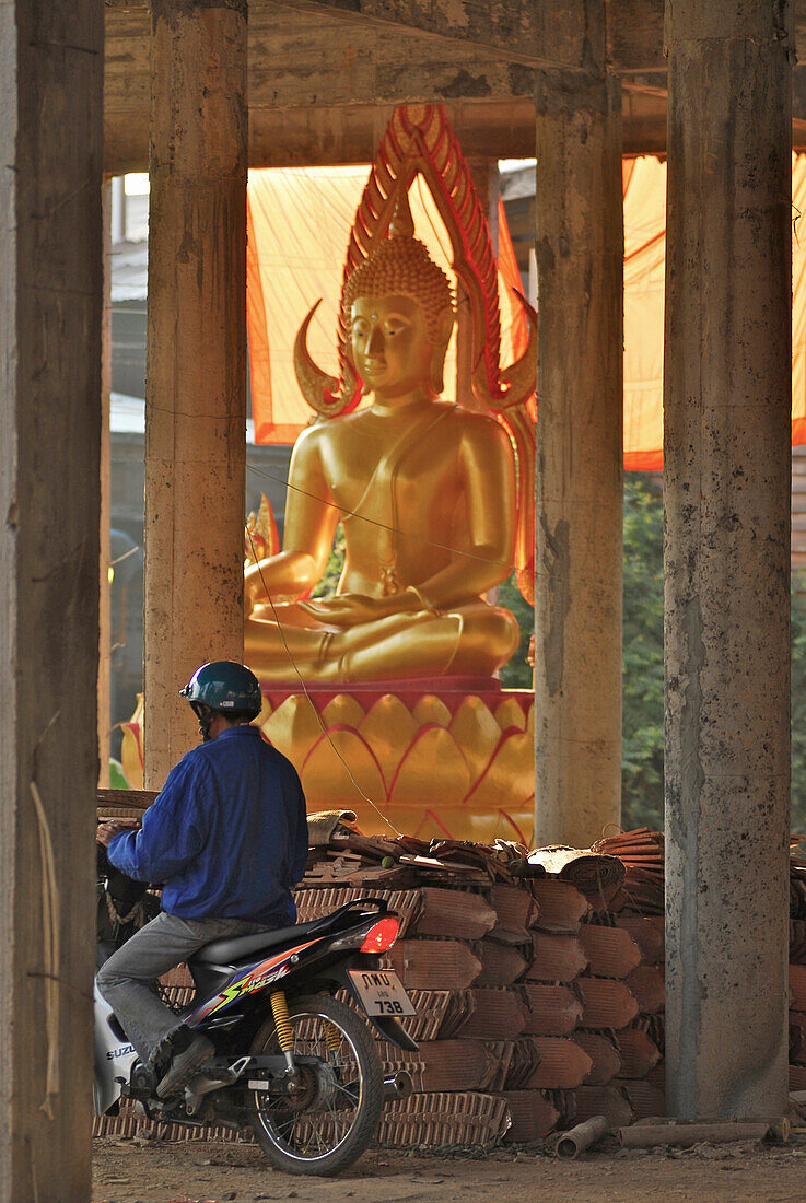 Buddha Statue an der Klosterbaustelle, Chiang Khan, Loei, Thailand, Asien