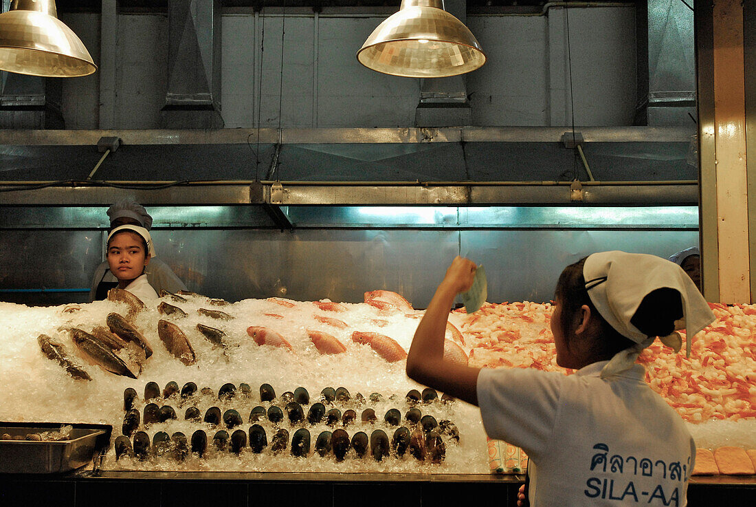 Fresh fish on ice, night market, Chiang Mai, Thailand, Asia