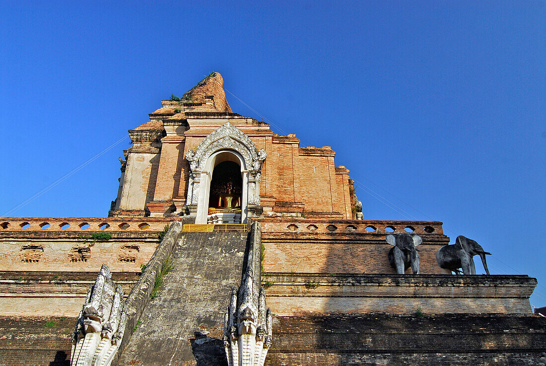 Treppe mit Nagas auf den Chedi, Wat Chedi Luang, Chiang Mai, Thailand, Asien