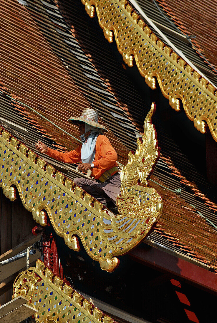Arbeiten am Dach des Wihan, Wat Chedi Luang, Chiang Mai, Thailand, Asien