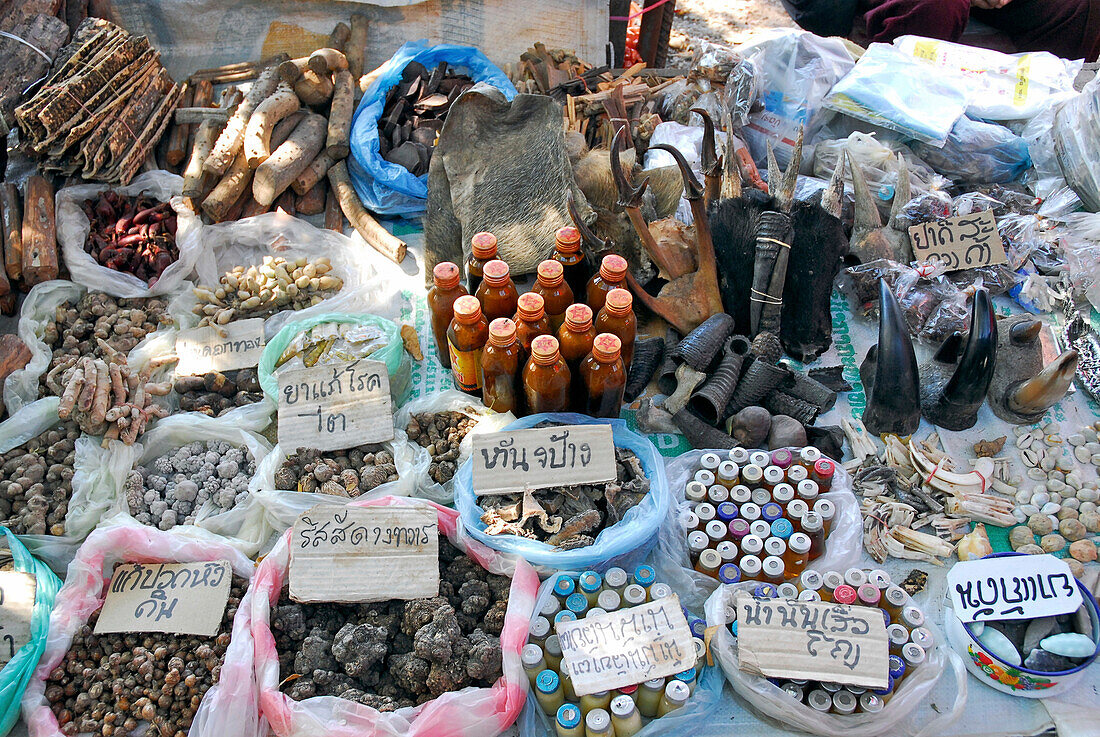 Naturmedizin auf dem Laotischen Grenzmarkt Ban Mai, Chong Mek, Provinz Ubon Ratchathani, Thailand, Asien
