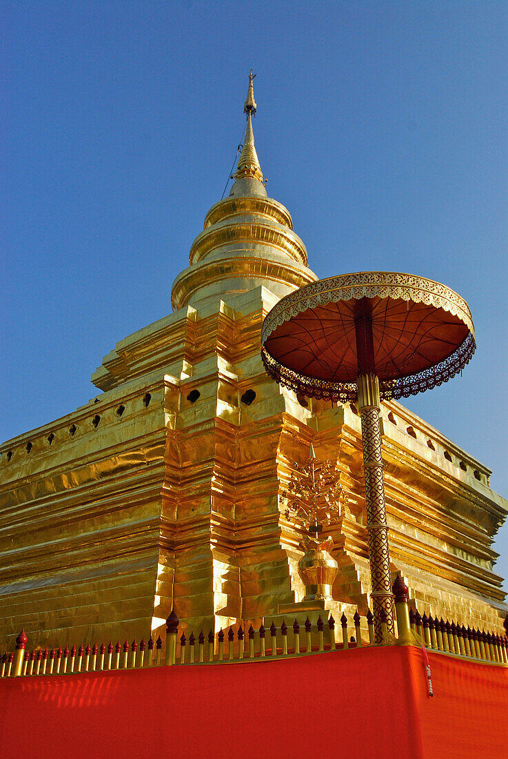 Wat Phra That, Tempel, Chom Thong, vergoldeter burmesischer Chedi, Provinz Chiang Mai, Thailand, Asien