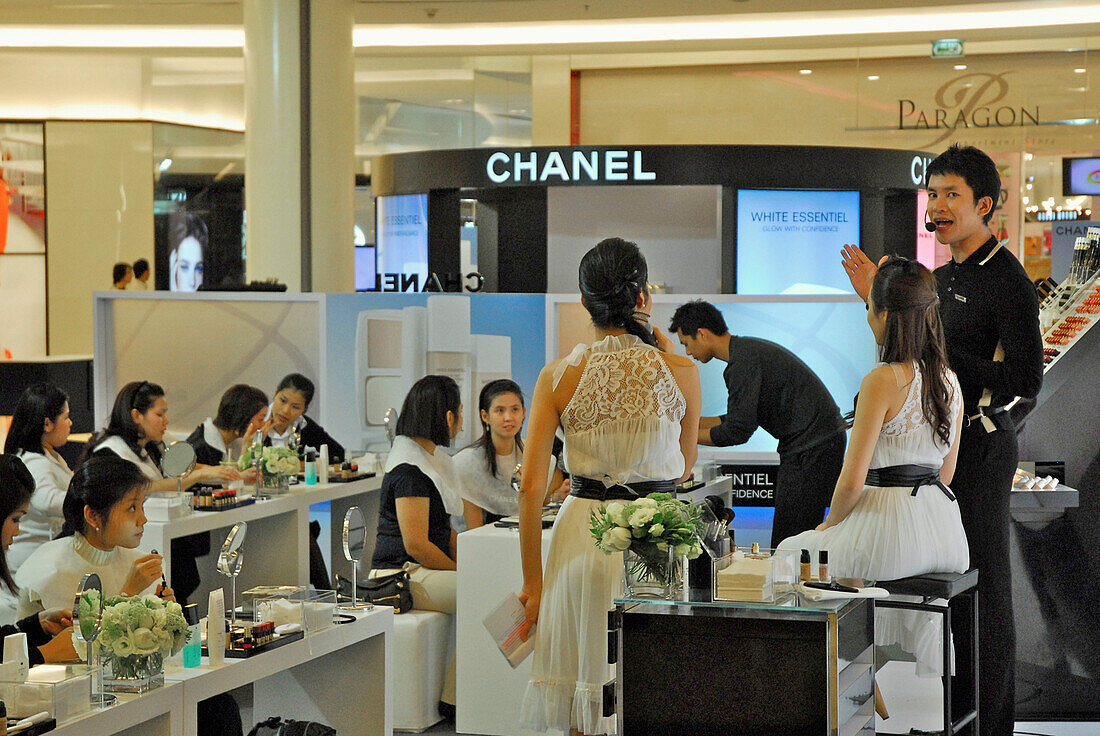 Downtown Bangkok, Thai women attending cosmetics class in the Paragon Center, Siam Square, Thailand, Asia