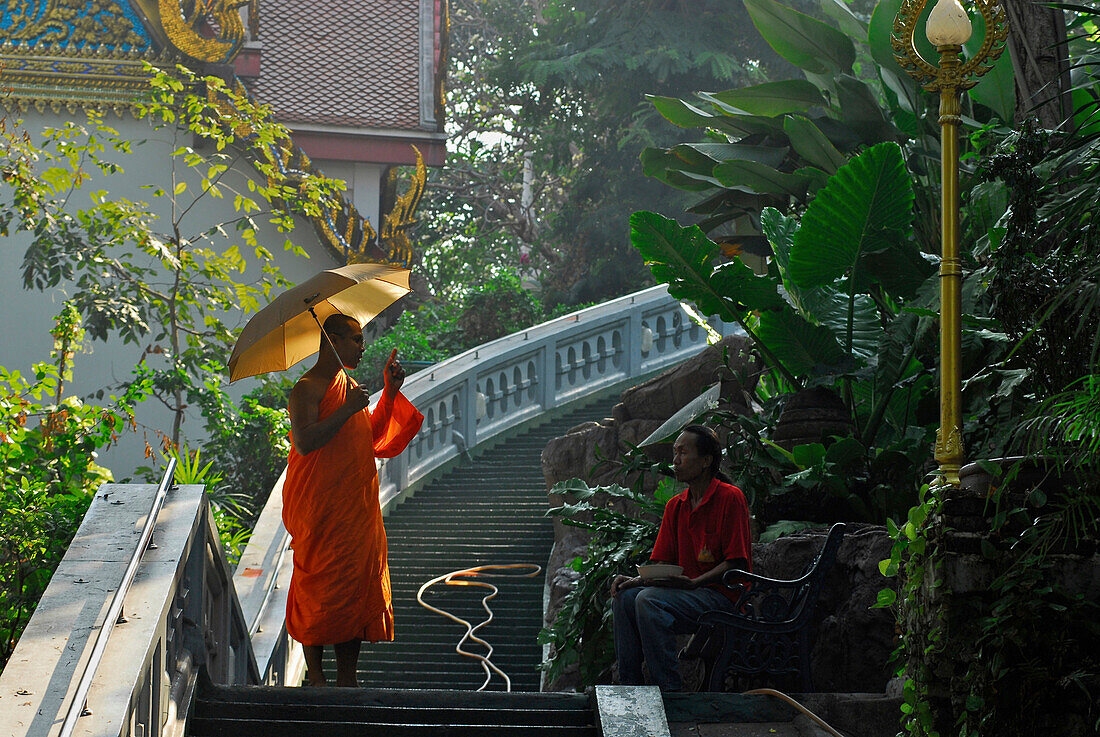 Goldener Hügel, Mönch auf den Treppen zur Plattform, Bangkok, Thailand, Asien