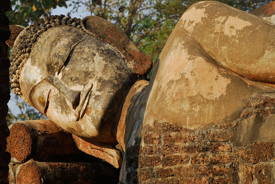 Lying Buddha Kamphaeng Phet, Wat Phra Khaeo, Central Thailand, Asia