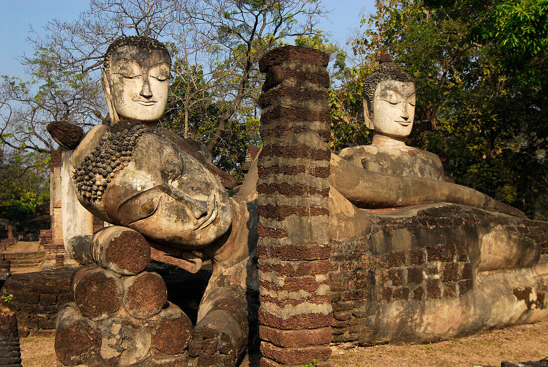 Liegender und sitzende Buddhas Kamphaeng Phet, Wat Phra Khaeo, Zentralthailand, Thailand, Asien