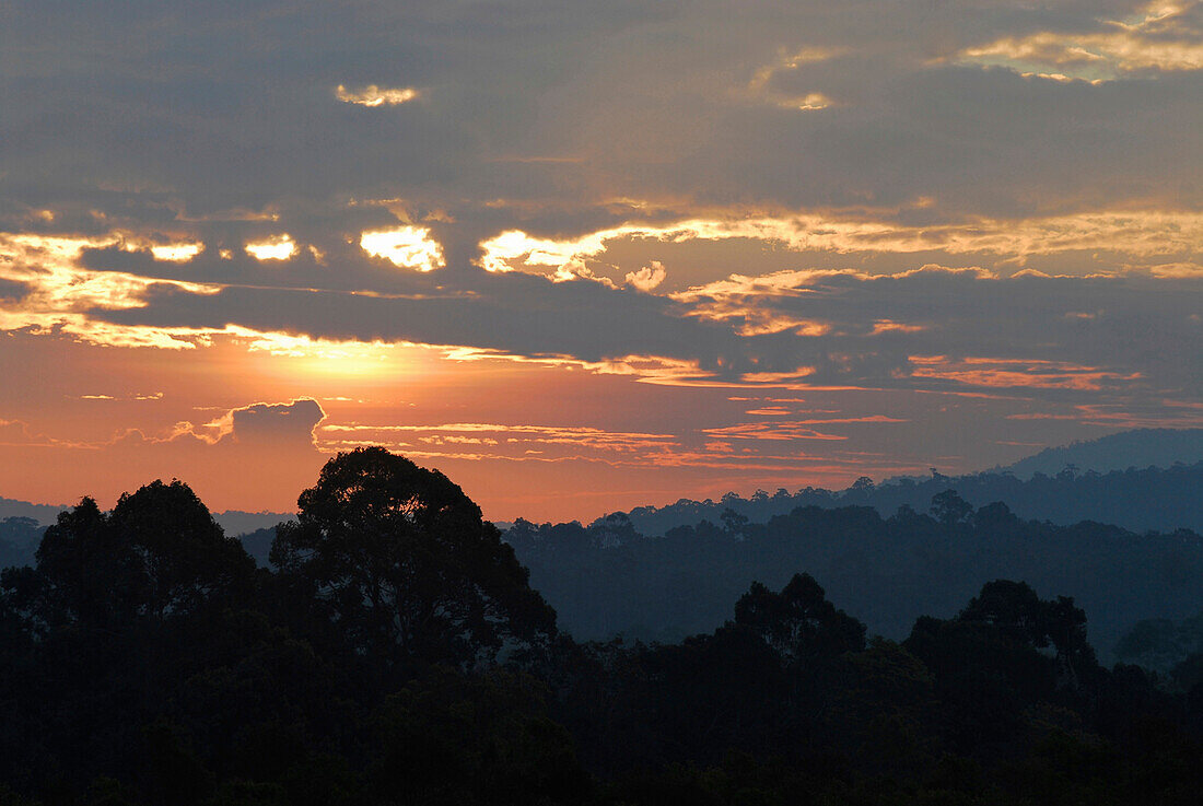 Sonnenaufgang über der Landschaft des Khao Yai Nationalpark, Provinz Khorat, Thailand, Asien