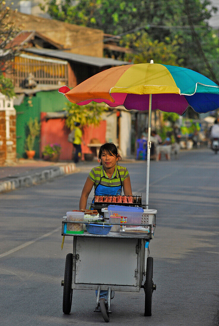 Frau schiebt Garküche durch die Straße am Wat Mahatat, Lopburi, Zentralthailand, Thailand, Asien