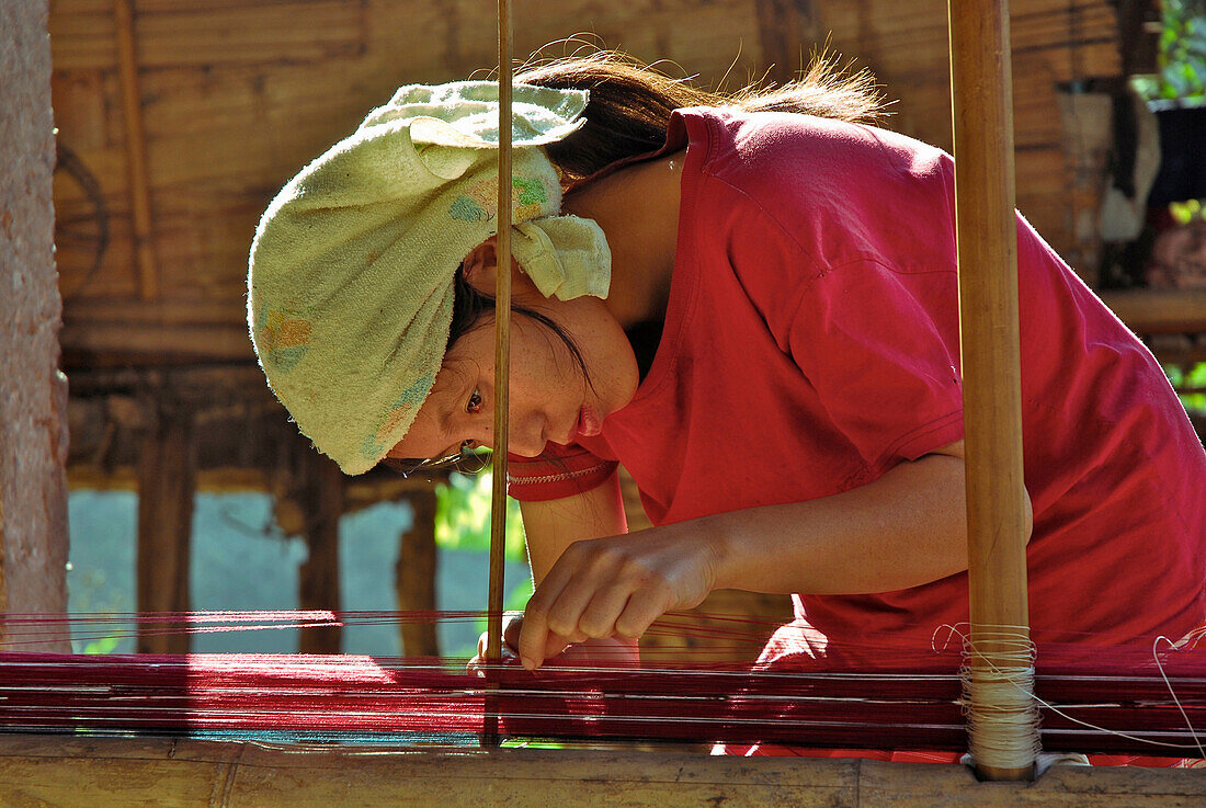 Karen weben traditionellen Stoff, Mae Sariang, Provinz Mae Hong Son, Thailand, Asien