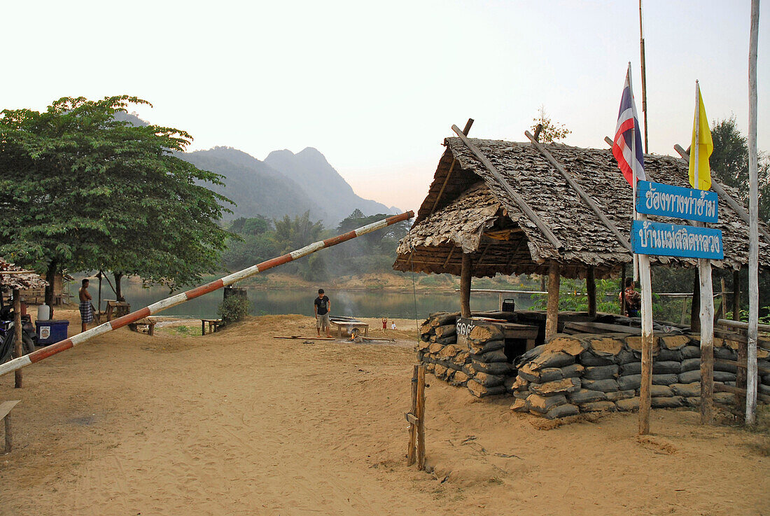 Grenzfluss zu Burma bei Mae Sarit, Provinz Tak, Thailand, Asien