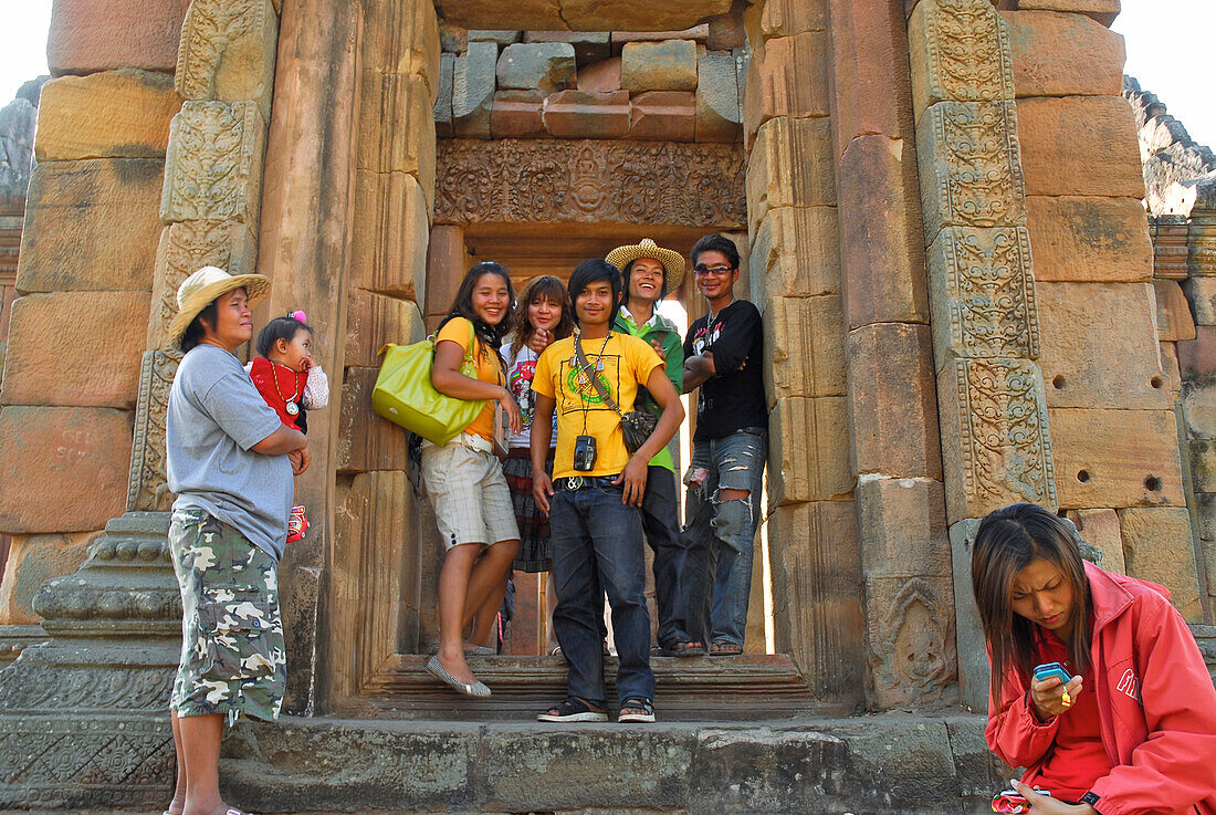 Thailändische Besucher in Prasat Hin Muang Tam, Khmer Tempel in der Provinz Buriram, Thailand, Asien