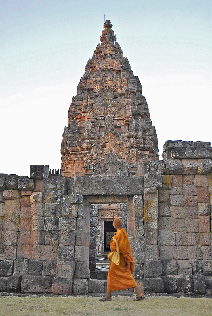 Mönch vor Prang, Prasat Hin Khao Phanom Rung, Khmer Tempel in der Provinz Buriram, Thailand, Asien