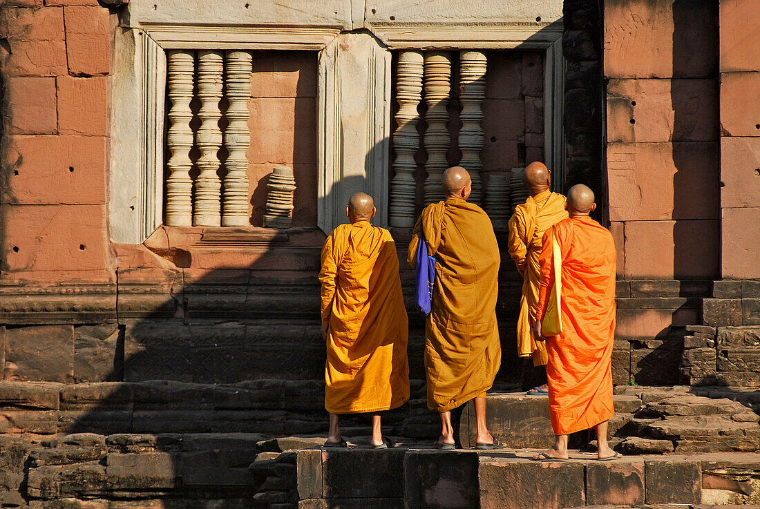 Buddhistische Mönche in Prasat Hin Phimai, Khmer Tempel in der Provinz Khorat, Thailand, Asien