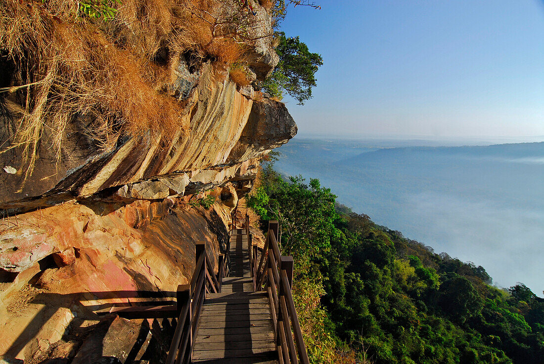 Felsrelief auf thailändischer Seite in den Dongrek Bergen, umstritten zwischen Thailand und Kambodscha Prasat Khao Phra Wihan bzw. Preah Vihar, kamboschanisch, Asien