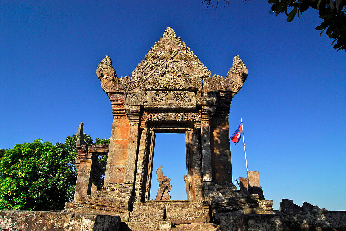 Tor mit Gopura und kambodschanischer Flagge in den Dongrek Bergen, umstritten zwischen Thailand und Kambodscha, Prasat Khao Phra Wihan bzw. Preah Vihar, kamboschanisch, Asien