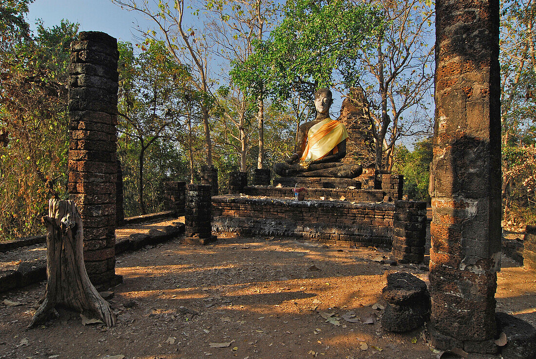 Buddha im Khao Phnom Pholoeng, Si Satchanalai Chalieng Geschichtspark, Provinz Sukothai, Thailand, Asien