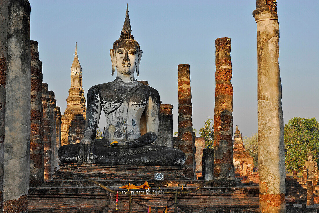 Sitzender Buddha im ehemaligen Hauptwihan des Wat Mahathat, Sukothai Geschichtspark, Zentralthailand, Thailand, Asien