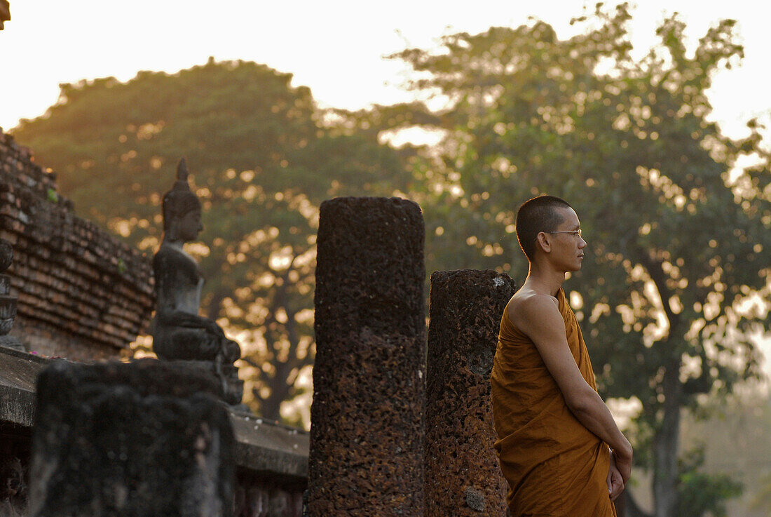 Novice at Wat Mahathat, Sukothai Historical Park, Central Thailand, Asia