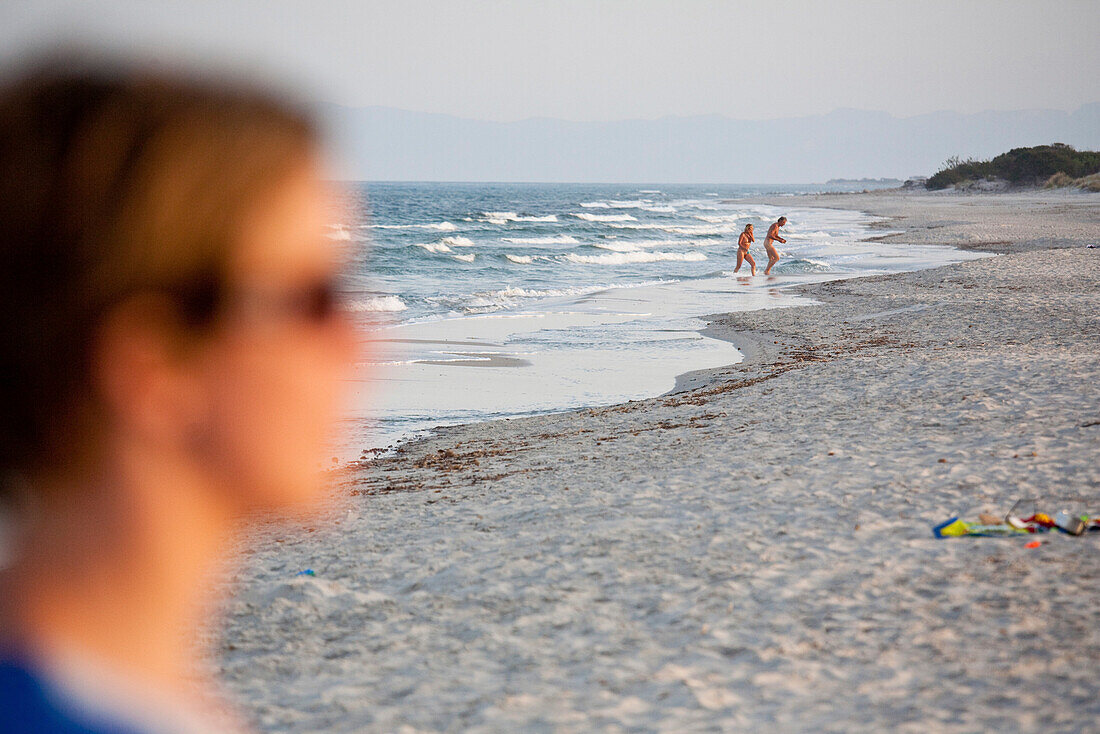 Junge Frau am Strand von Berchidda im Abendlicht, Berchidda, Siniscola, Sardinien, Italien, Europa