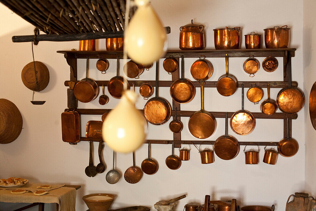 Regal mit Kupfertöpfen in der Küche, Museum Grazia Deledda, Nuoro. Sardinien, Italien, Europa