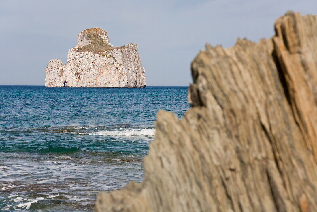 Pan di Zucchero, Fels im Meer im Sonnenlicht, Masua, Sardinien, Italien, Europa