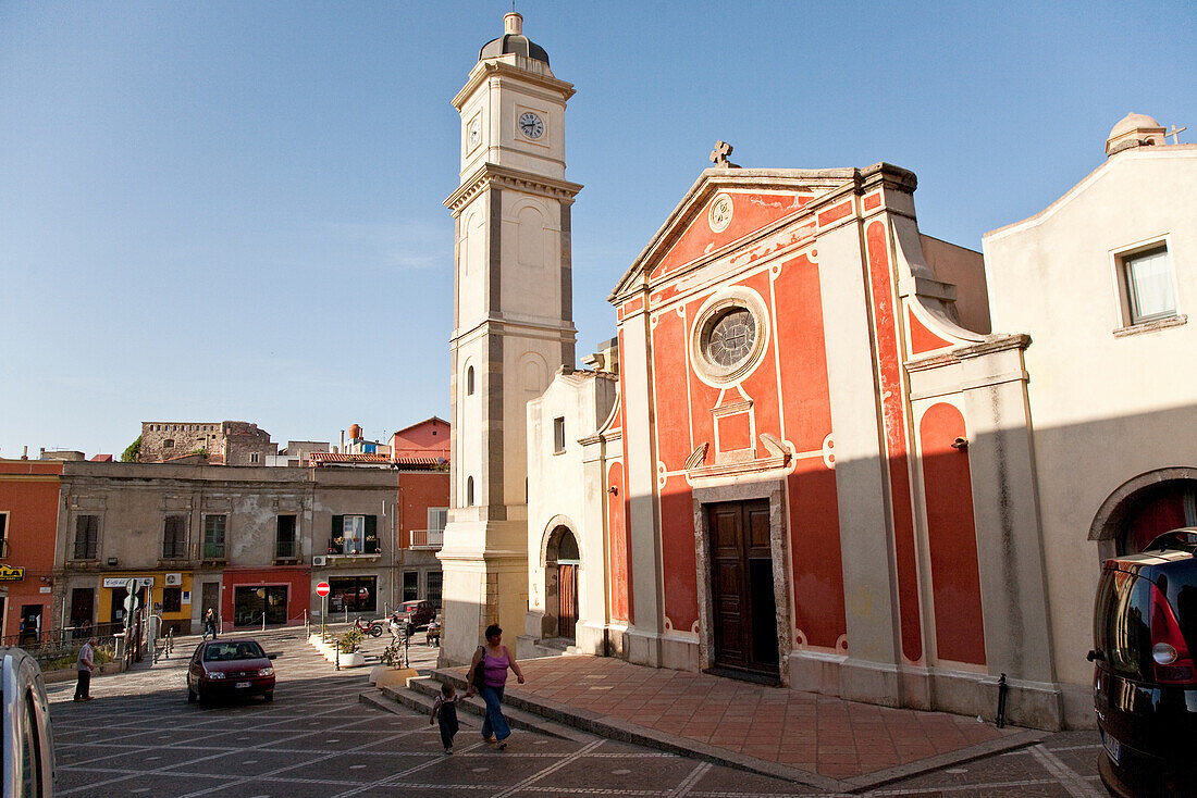 Die rote Fassade der Kirche Sant’Antioco im Sonnenlicht, Sant'Antioco, Sardinien, Italien, Europa