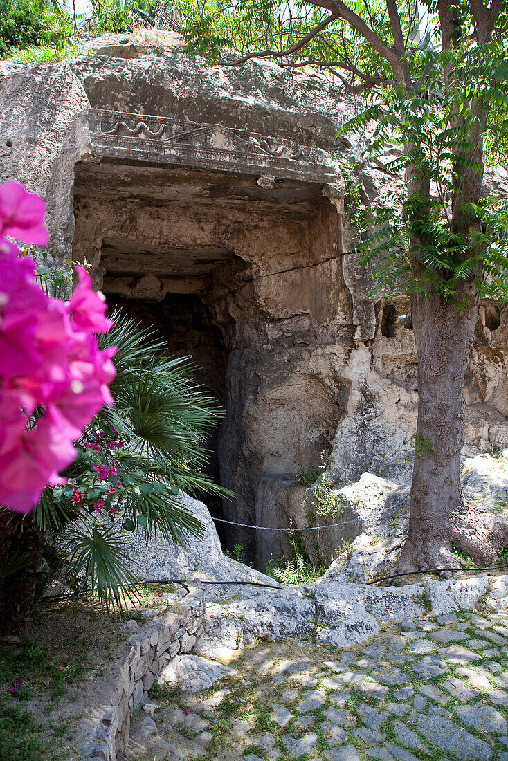 Grotta della Vipera, Eingang der Viperngrotte im Schatten von Bäumen, Cagliari, Sardinien, Italien, Europa