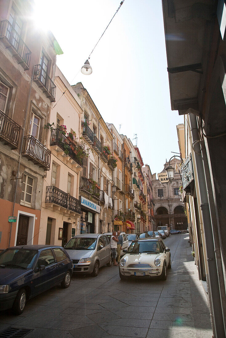 Autos in einer steilen Gasse, Cagliari, Sardinien, Italien, Europa