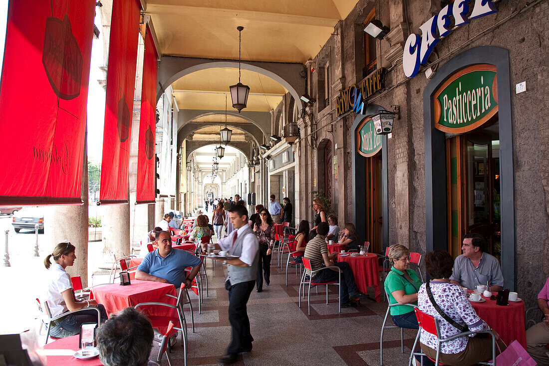Menschen in Cafés an der Via Roma, Cagliari, Sardinien, Italien, Europa