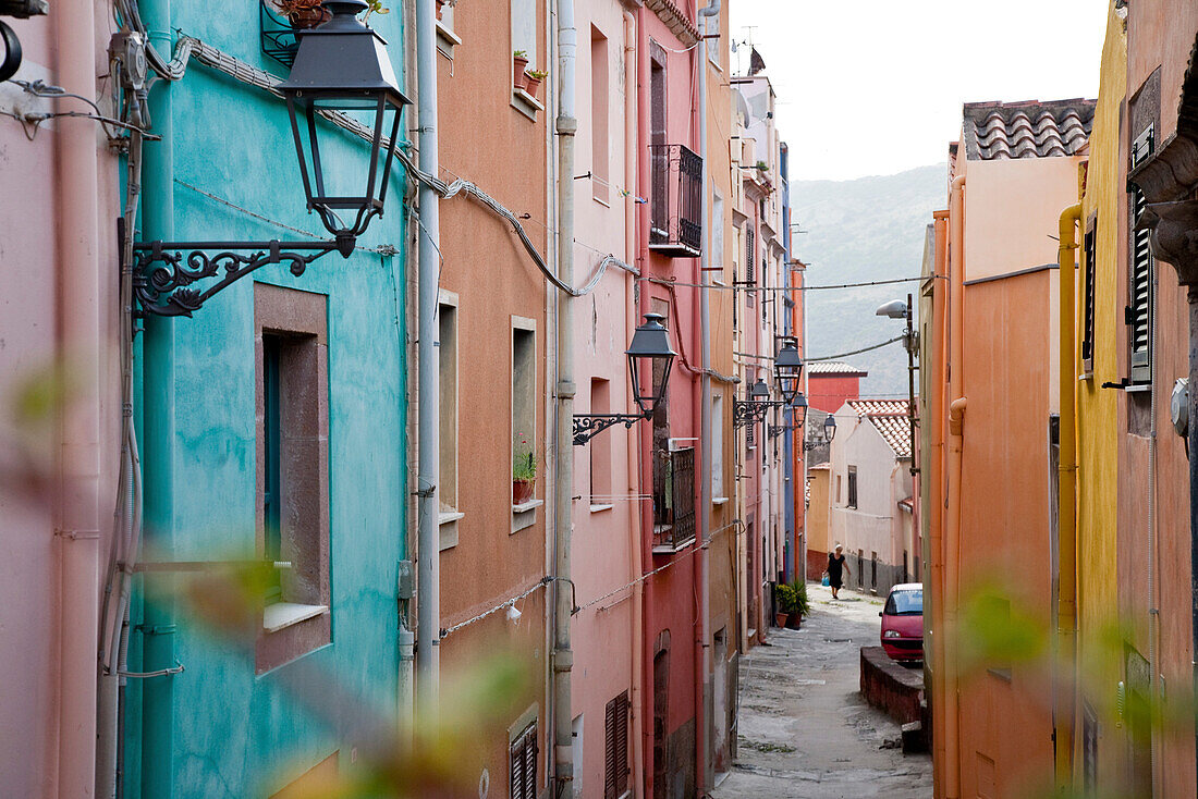 Bunte Häuser in einer schmalen Gasse der Altstadt, Bosa, Sardinien, Italien, Europa