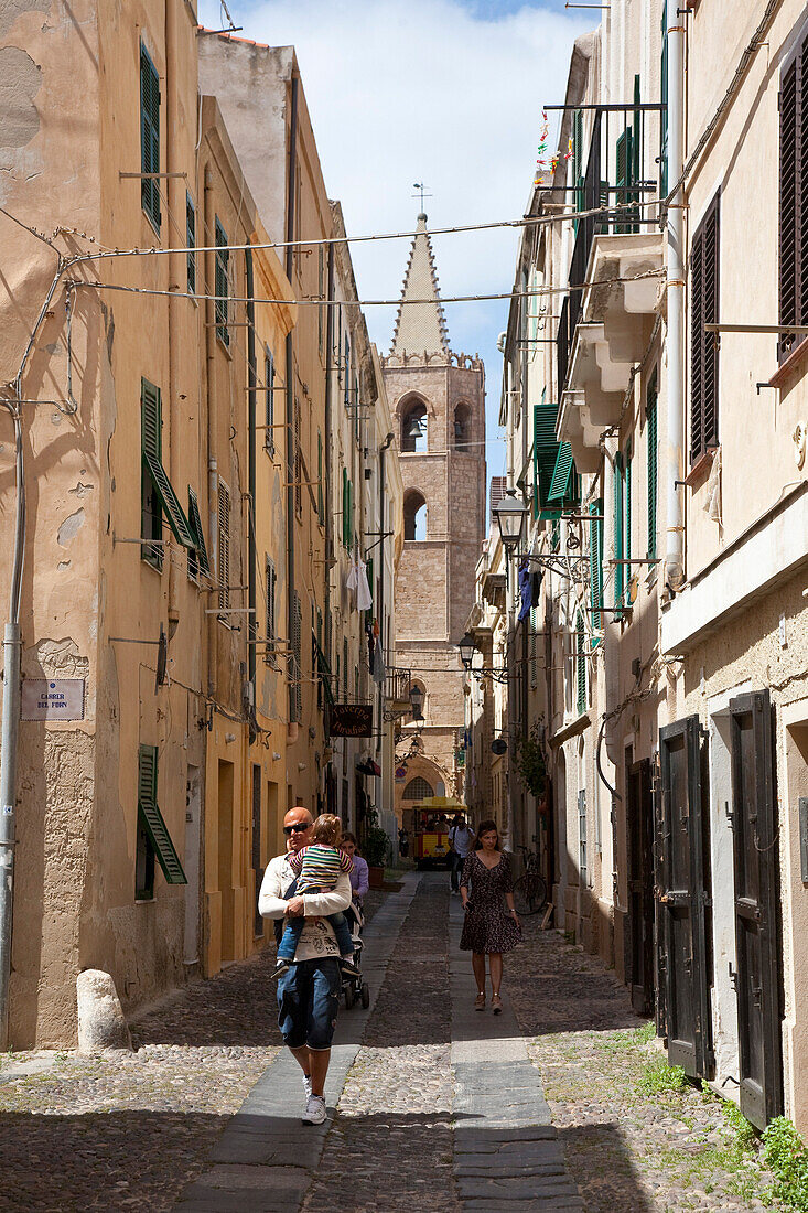 Vater mit Kind auf dem Arm in einer Gasse der Altstadt, Alghero, Sardinien, Italien, Europa