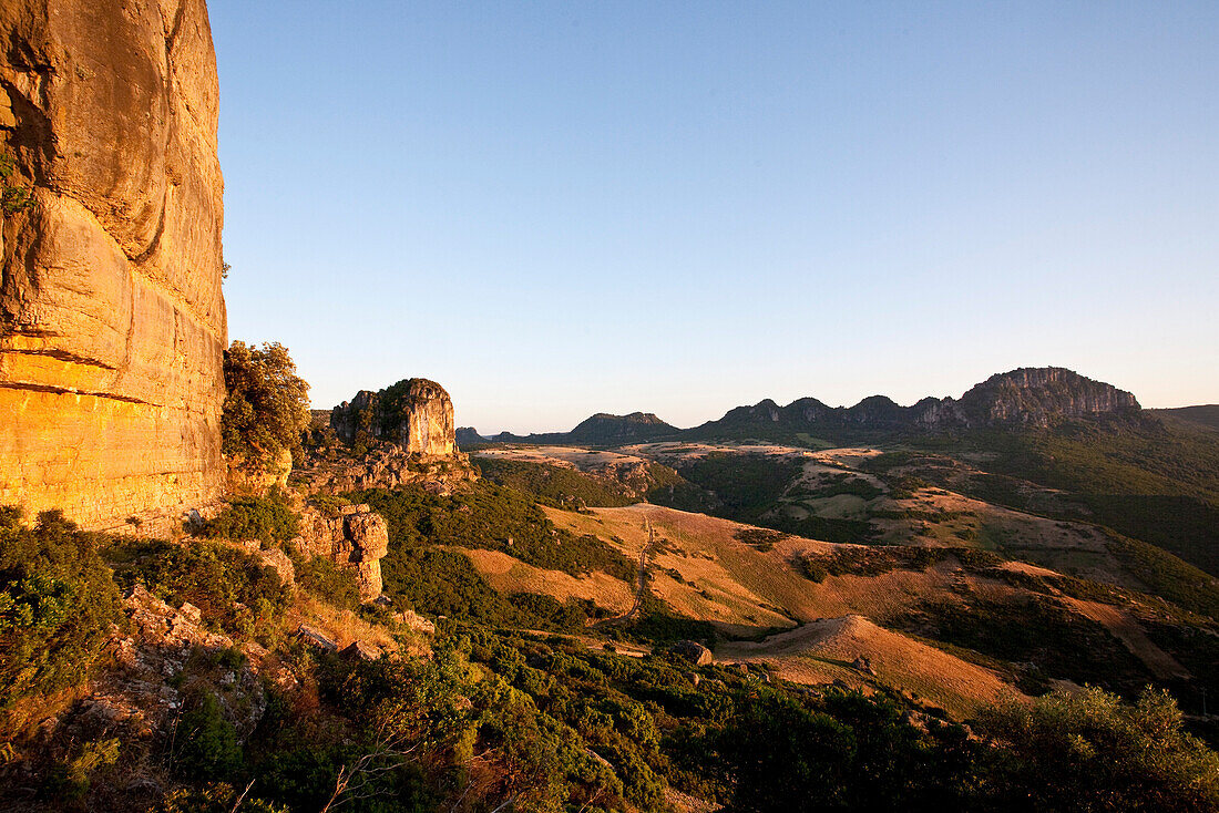 Felswand und Landschaft im Licht der Abendsonne, Jerzu, Sardinien, Italien, Europa